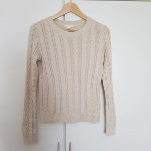  - Beige stickad tröja. Varsamt använd 