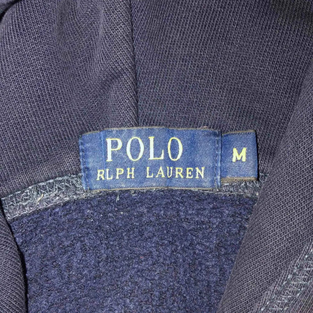 Äkta Polo Ralph Lauren hoodie Bra skick och normal i storlek Säljes pga: används ej. Hoodies.