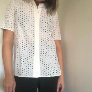 - Skjorta från COS med korta ärmar. 