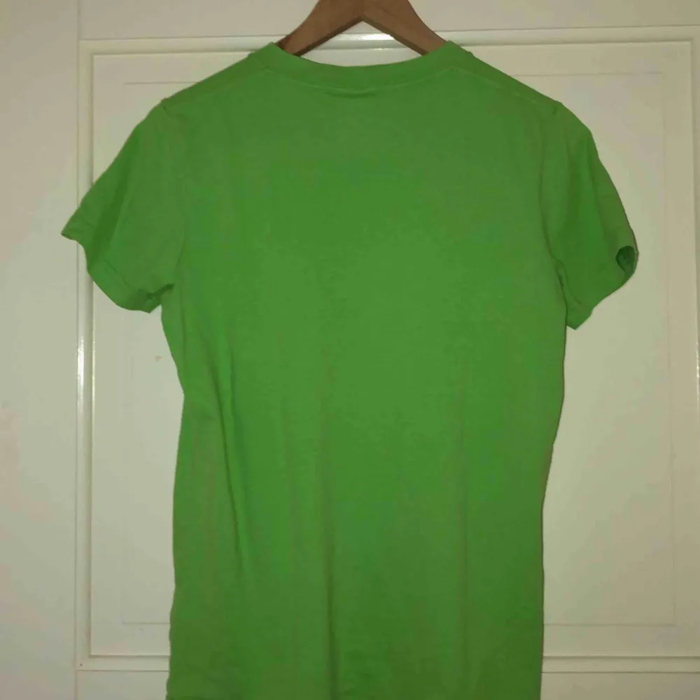 T-shirt från Hollister, storlek S (herr) mer som M för dam, bra kvalité och nästan aldrig använd. T-shirts.