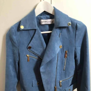  - Säljer fin blå mockaliknande jacka från Ivyrevel 💙 