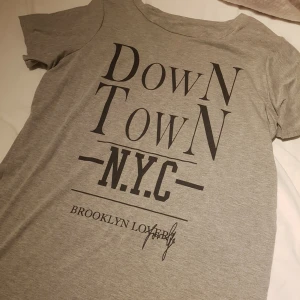  - Grå oversize t-shirt med slits. Uppskattas som M men passar nog lika bra som en oversize s eller till den som har L. Aldrig använd. Frakt ingår i priset🎉