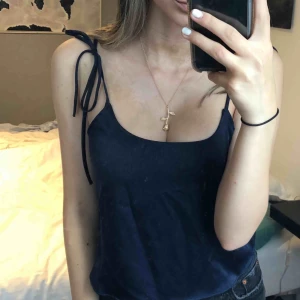  - Jättefint linne i glansigt tyg från Bikbok. Endast använd ett fåtal gånger. Storlek S men passar även XS. Möts upp i Göteborg, annars står köpare för frakten.