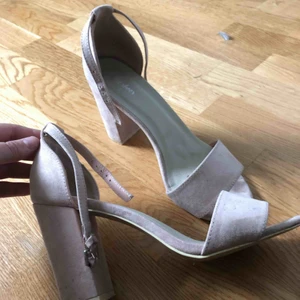Ljusrosa Klackskor - ljusrosa klackskor från NLY. Endast använts en gång vid studentbal. Klackhöjd 10cm. Nypris: 299:-💘