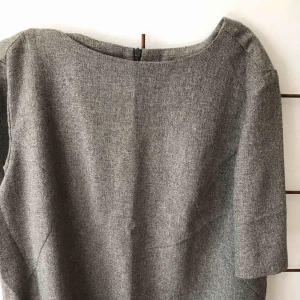  - Oanvänd, gråmelerad topp, finns tillhörande kjol