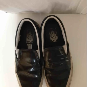  - Svarta lackade slip-on vans i strl 36! Ganska slitna, därav priset🌻 Skickar, men då tillkommer frakt. Möts även upp i Stockholm!