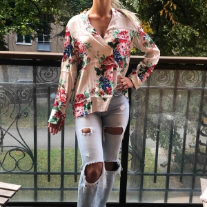  - En mycket fin blommig blus, (stor i storleken). 1-2 gånger använd. Köpt i Zara. 