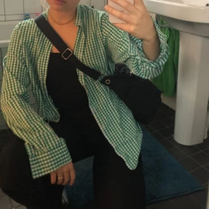  - Snygg rutig skjorta! Passar de flesta storlekar upp till L beroende på hur en vill att den ska sitta😊 