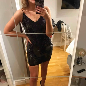  - Den perfekta festklänningen från Vanessa Moe X NA-KD. Endast använd en gång. Köparen står för frakt!