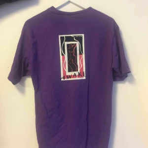  - Cool lila sweet sktbs T-shirt i bra skick! Köpt ifrån junkyard. 