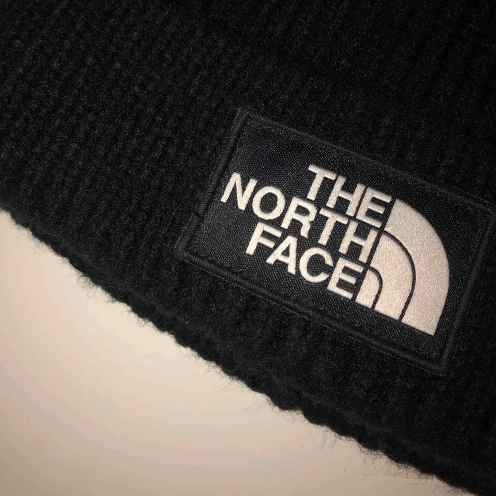 En svart the north face mössa || köpt för 299kr säljer för 150 + frakt 😇. Accessoarer.