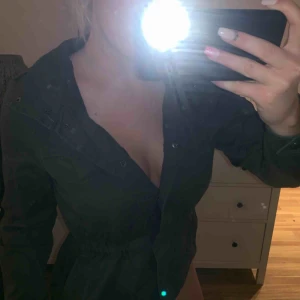  - Jättefin tunn jacka som man kan ha som en tröjja 😃 kommer ej till användning så säljer den😊 