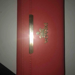  - En fejk Prada plånbok med mycket utrymme och plats för både kort och kontanter mm. Aldrig använd. Aprikos/Rosa färg. 