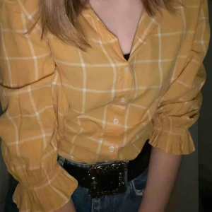  - Söt retroskjorta från H&M säljer den pga att den är lite liten men annars är den i bra skick. Frakt från man stå för! ❤️