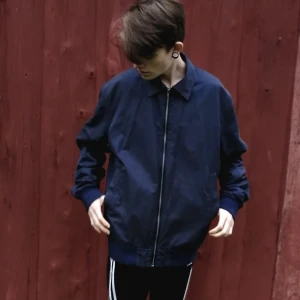  - Höst/vår jacka från weekday i storlek M. Marinblå, på gränsen till svart. Kan mötas upp eller skicka om köparen står för frakt! 