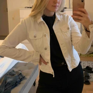  - Jättefin vit jeansjacka från Nelly! Knappt använd. Köparen står för leveransen💞