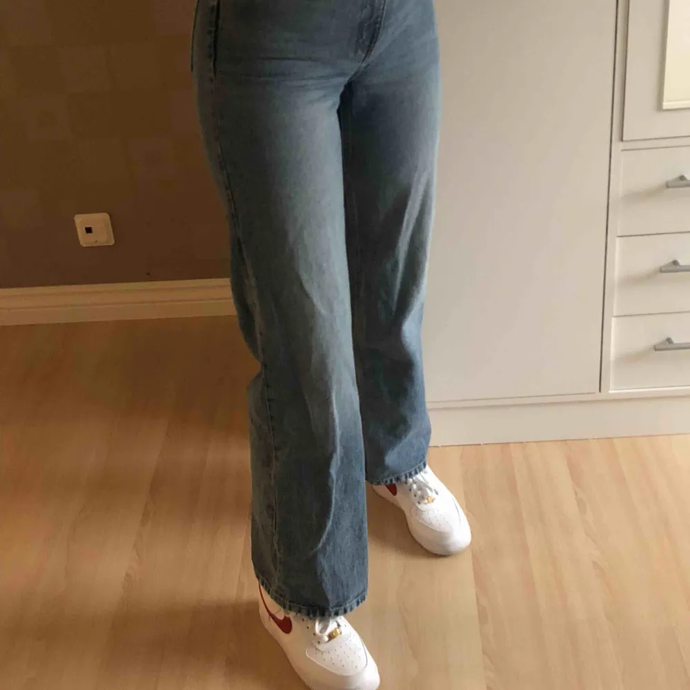 Monki jeans modell Yoko. Skitsnygga, säljs pga att de inte passar. Midjemått 25. Du betalar frakt, brukar vara runt 30-50 kr.. Jeans & Byxor.