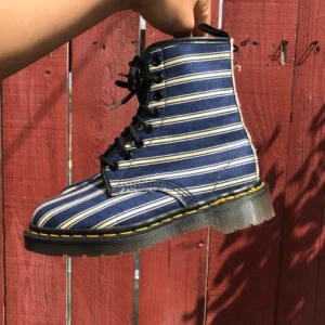 - Supercoola Dr. Martens som tyvärr är för små för mig. Bara använda 2-3 gånger. Pris kan diskuteras vid snabb affär