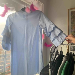  - 🐝Ljusblå klänning från Zara. Storlek S, går lite ovanför knäna på mig som är ca 1,70 lång. Fina puffärmar som inte står ut alltför mycket. Använd fåtal gånger!! 100kr, köparen står för frakt🐝