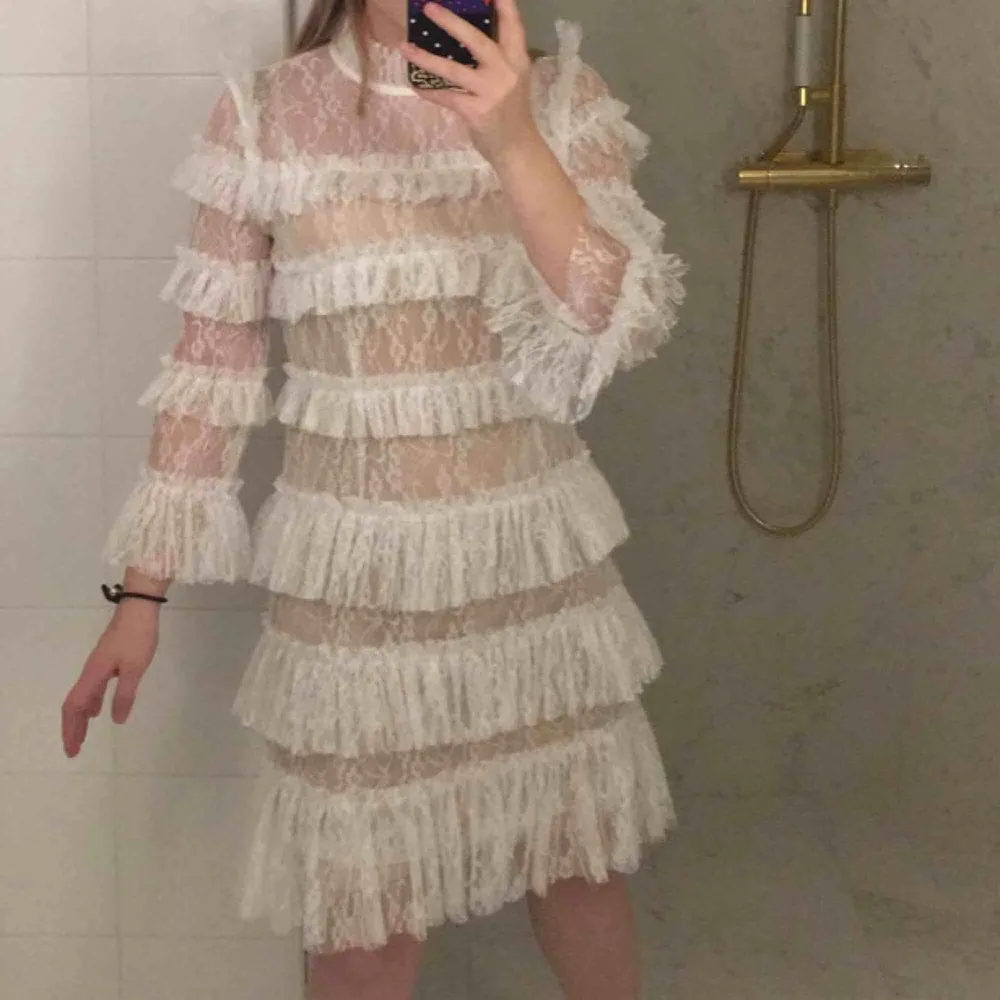 Hej, jag kollar intresse för min By Malina Carmine cloudy white dress. Den är helt ny och helt oanvänd och är i storlek S. Kostade 1999kr originellt och pris kan diskuteras. Köpare står för frakt :) . Klänningar.