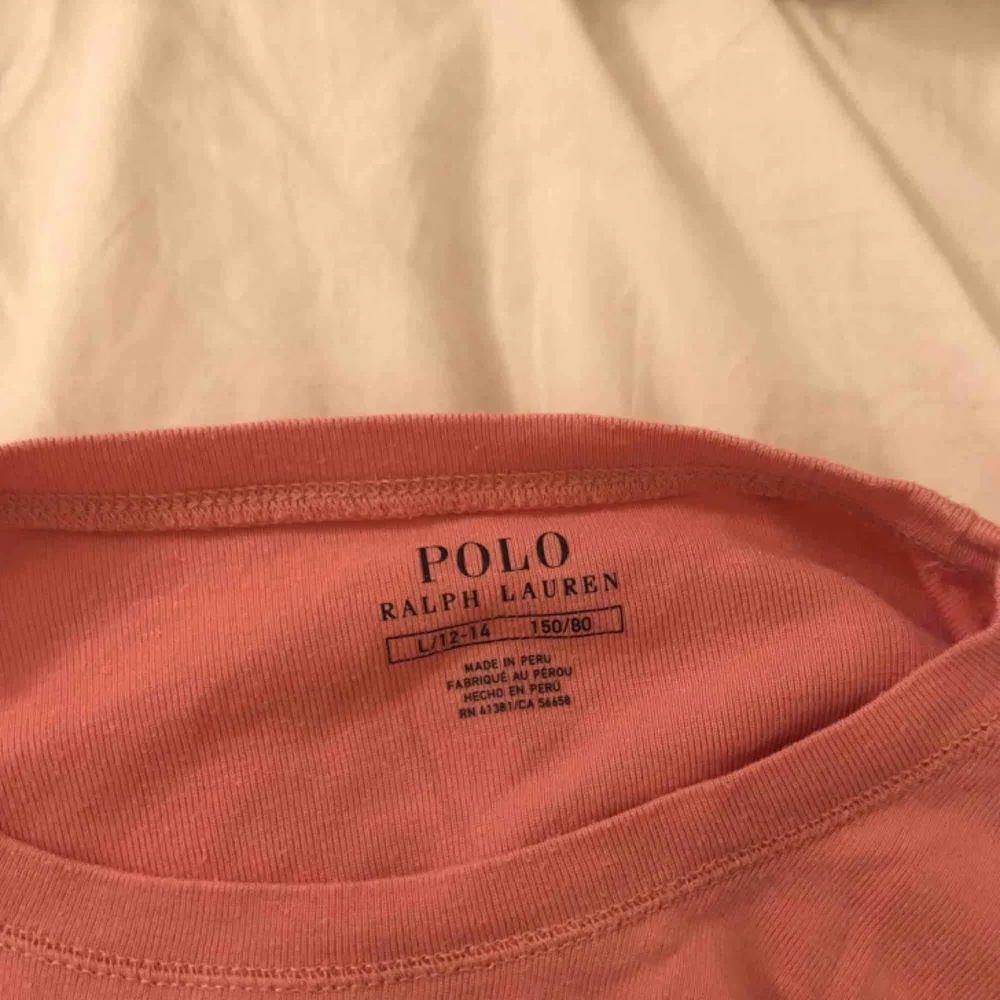 Långärmad t-shirt från Polo Ralph Lauren i barnstorlek mellan 12-14 år, frakten ingår✨. Tröjor & Koftor.