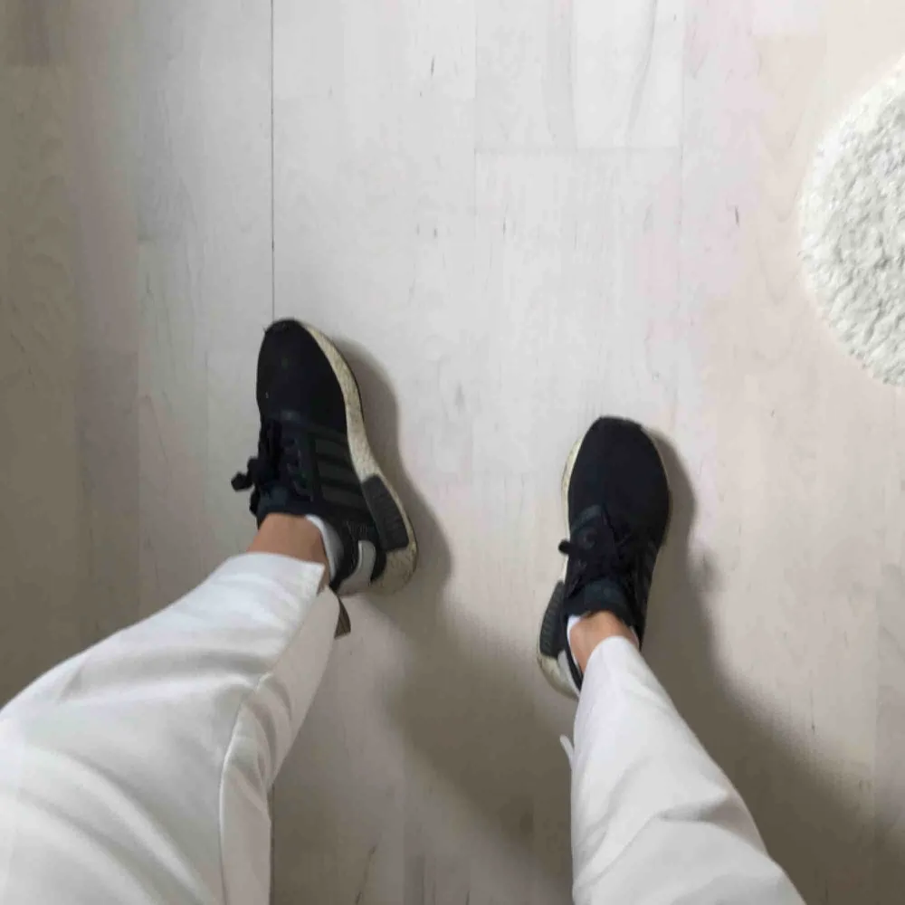 Svarta skor från Adidas i modellen Nmd:) lite slitningar längst fram vid tårna men annars i fint skick förutom aningen smutsiga vilket man bara kan torka bort👍🏼😊😁. Skor.