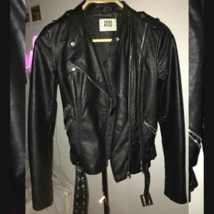  - En skinn jacka från Vero Moda, storlek M men passar även S. Använd ett fåtal gånger, i bra skick 😊💞 Frakt: 80kr