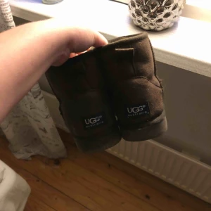  - Bruna UGGS, kopia men ser ut som äkta. Varma och goa. Storlek 36. 