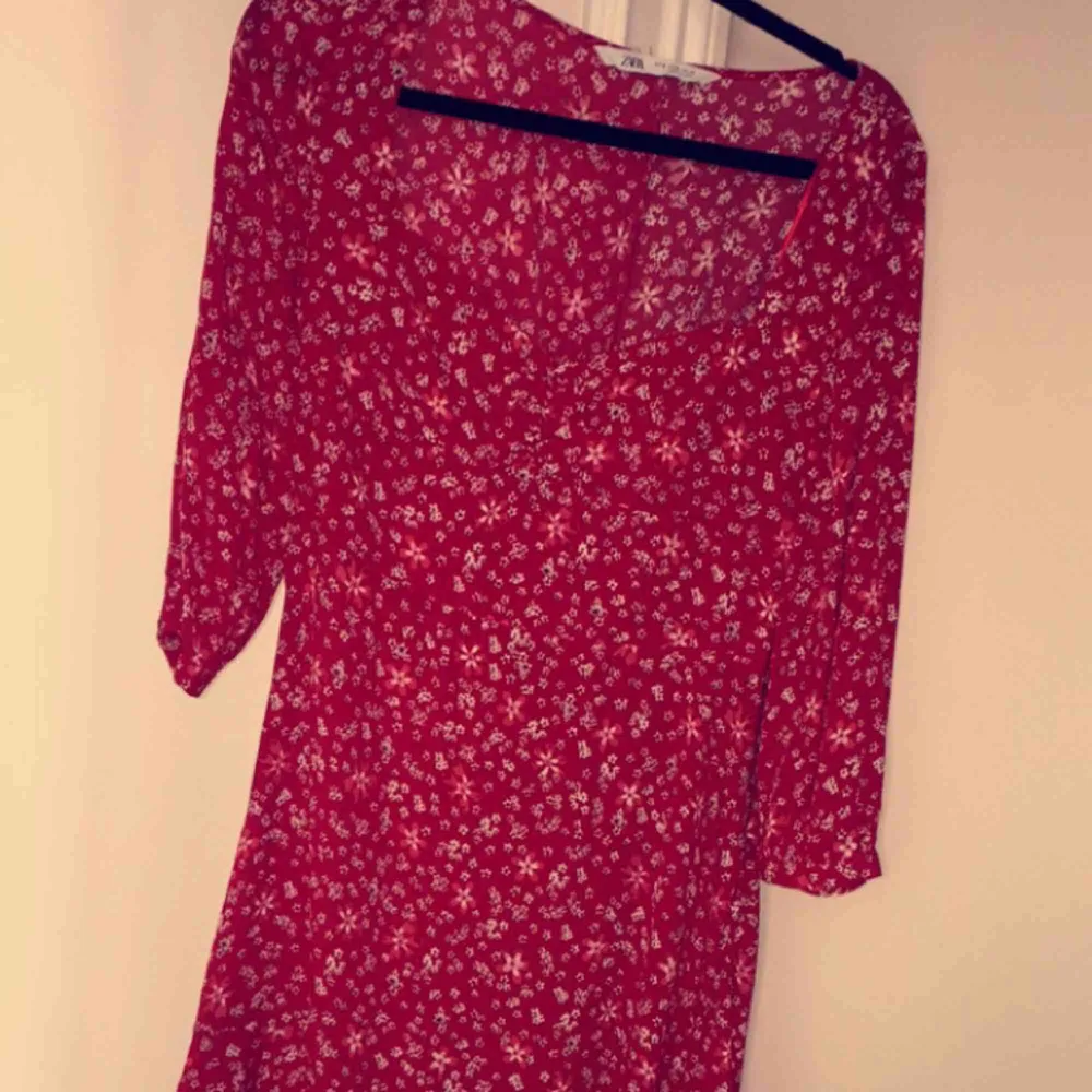 Ny klänning från zara som är köpt i somras. Fin modell som markerar midjan fint och har ett fint fall. Säljer den då den är för liten för mig runt bysten! . Klänningar.