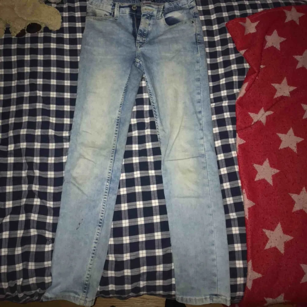 Mer info om separata byxor kolla mina andra produkter som jag säljer! Priset är ett paket pris för alla 3 par jeans.. Jeans & Byxor.