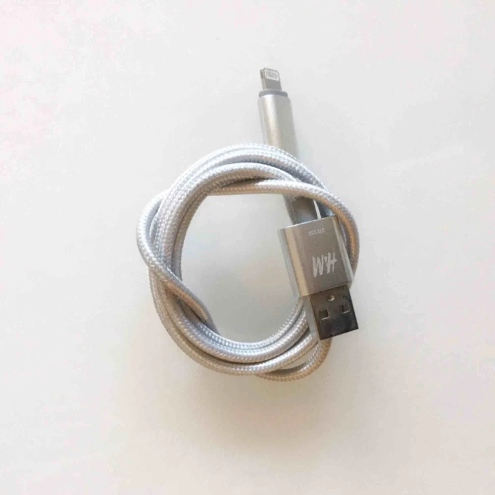 USB-kabel till iPhone från H&M. Nypris 99:-. Accessoarer.