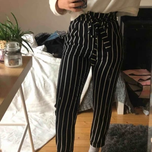  - Snygga kostymbyxor från Pull & Bear med knytning i midjan. Storlek S men passar även XS. Tyget har lite stretch i sig. Orginalpris 300 kr. 