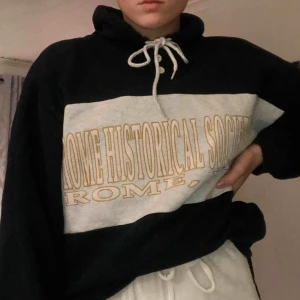  - Hoodie från beyond retro!  Syns inte så bra på bilden men den är mörkgrön💚 Bra skick🥰 Köpt för 370kr