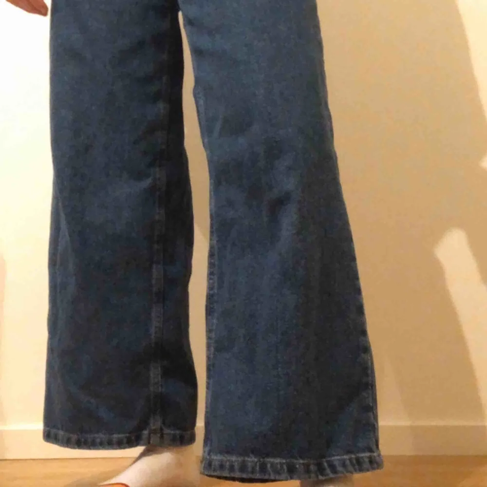 Mörkblåa wide leg jeans från PULL&BEAR använda ca 2-3 gånger. Säljer pga att dom inte kommer till användning. ( andra bilden är lånad dom är i samma modell men mörkblåa inte i den ljusa färgen)  +frakt . Jeans & Byxor.