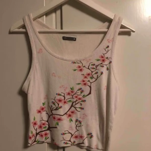  - sött linne som jag klippte till en croptop 💖 