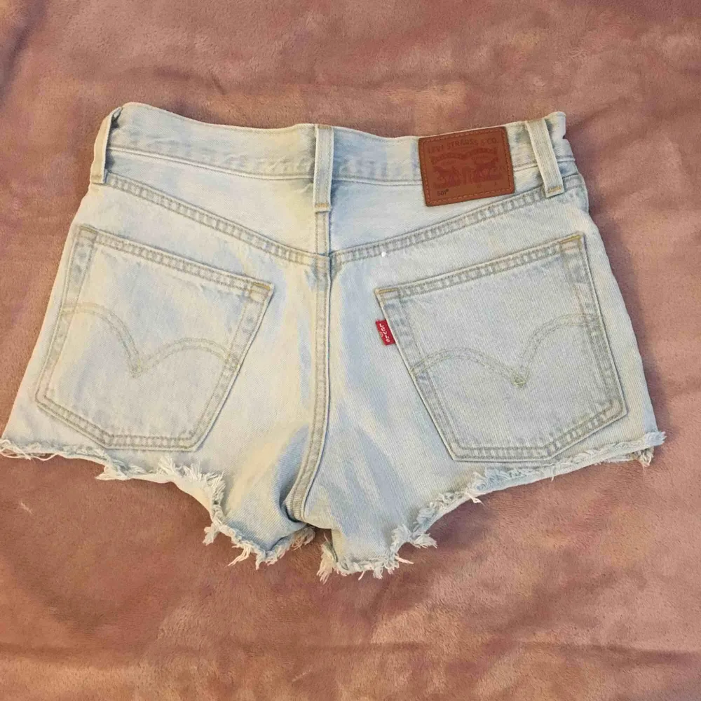 Säljer mina sparsamt använda Levi’s shorts, är osäker på vilken storlek det är men jag har vanligtvis S/M och dom sitter bra på mig. . Shorts.