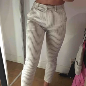  - Högmidjade randiga kostymbyxor. Jag är 1,64 och brukar vanligtvis ha S/XS i byxor!  Skriv vid fler frågor! 😊