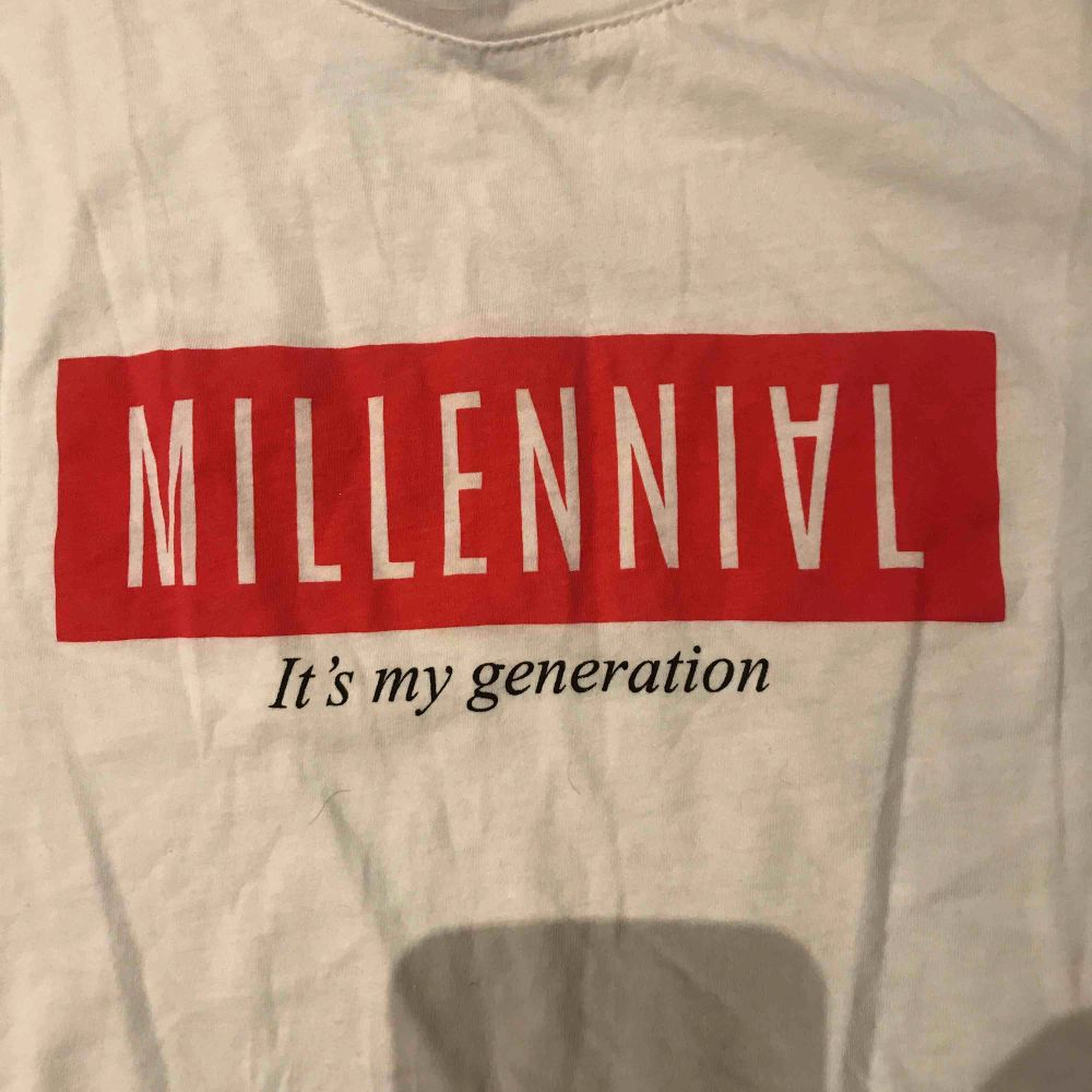 T-shirt fr Stradivarius ”millennial  Köparen står för frakt . T-shirts.