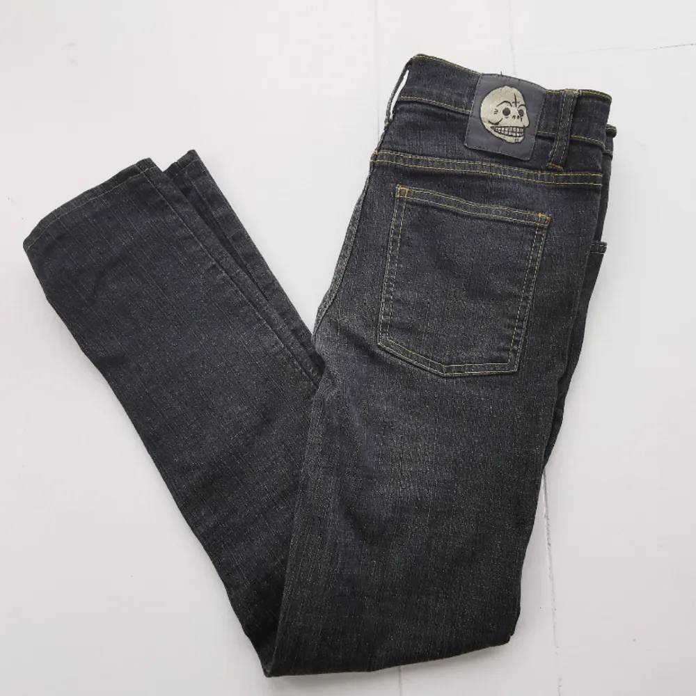 Jättefina jeans från Cheap Monday i jättefint skick. Köparen står för frakten ⚡. Jeans & Byxor.