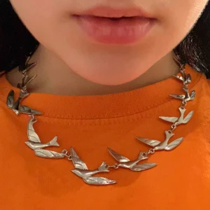  - Skitcoolt halsband med fåglar på som jag tyvärr aldrig riktigt fått användning för. Det går att både göra halsbandet kortare och längre beroende på hur man vill att det ska sitta! :) hör av er för mer info 