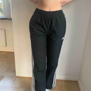  - Säljer dessa skitsnygga adidasbrallor! Dem är väldigt bekväma och sitter snyggt. Köparen står för frakt och betalningen sker via swish💘