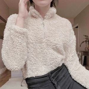  - Supermysig goströja nu när vi går mot kallare dagar☃️ Använt endast en gång en och eftersom att jag blir minimalist nu så ryker den därför😔