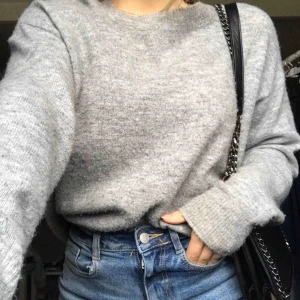  - Superfin höstig tröja i en ljusgrå färg, superskön och mjuk. Fråga om du har frågor😊❤️