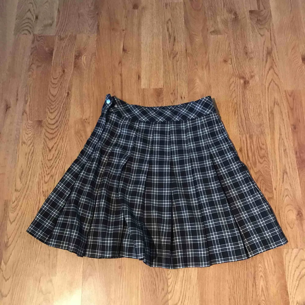 Fin skotskrutig kjol i nyskick. Har endast blivit använd ett fåtal gångar. Säljer den på grund av att storleken inte passar mig längre. Köpte den i juli detta året 2019 Passar till många outfits. . Kjolar.