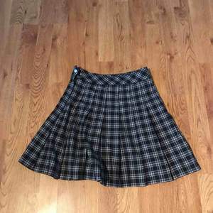 Fin skotskrutig kjol i nyskick. Har endast blivit använd ett fåtal gångar. Säljer den på grund av att storleken inte passar mig längre. Köpte den i juli detta året 2019 Passar till många outfits. 