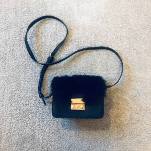  - Söt vintrig väska med fejkad päls. ”Vintage”