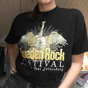  - Cool T-shirt köpt second hand 🖤 sitter som på bilden och jag är s M🖤 jätte bra skick! frakt tillkommer, max 63kr