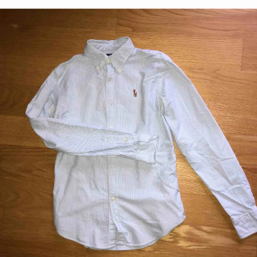 Blå-vitrandig Ralph Lauren skjorta i fint skick. Frakt tillkommer! . Skjortor.
