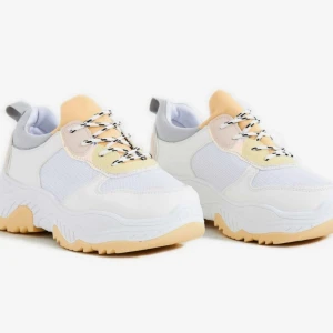 ALESSIO SNEAKERS 39 - ALESSIO SNEAKERS GUL OCH VIT, STORLEK 39 ANVÄNT 3 GÅNGER. Köpt för 400kr. Frakt 60kr