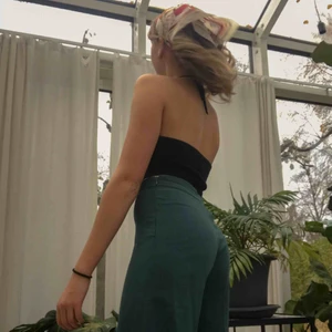  - Gröna, snygga kostymbyxor från Carin Wester. Långa vida ben och pressveck fram. Insydda av mig som syns på bild tre, enkelt att sprätta. Möts upp i Malmö, annars står köpare för frakt💫